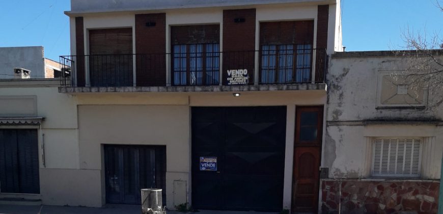 Casa de Alto con Deposito en Planta Baja